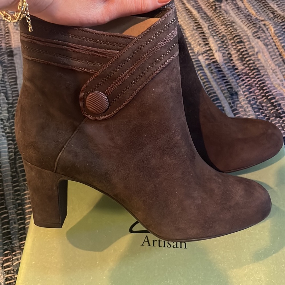 Clarks Artisan Dark Brown Suede Heeled boots 👢 size 7.5